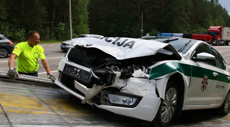 Vilniaus pakraštyje į avariją pateko policija: sumaitoti du automobiliai  nuotr. Broniaus Jablonsko