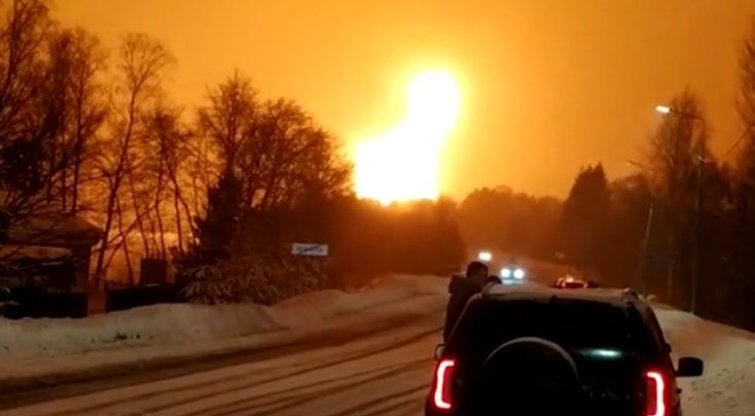 Rusijoje sprogo dujotiekis, pliūptelėjo didžiulės liepsnos (stop. kadras iš vaizdo įrašų socialiniuose tinkluose)  