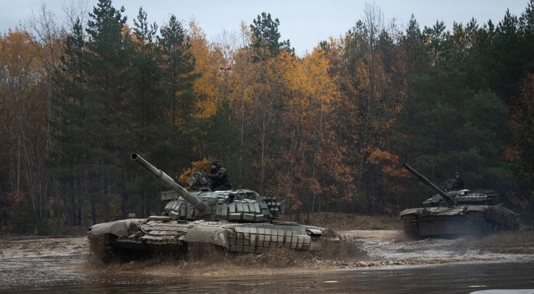 Ukrainiečiai su pagrobtu Rusijos tanku T-72 (nuotr. SCANPIX)