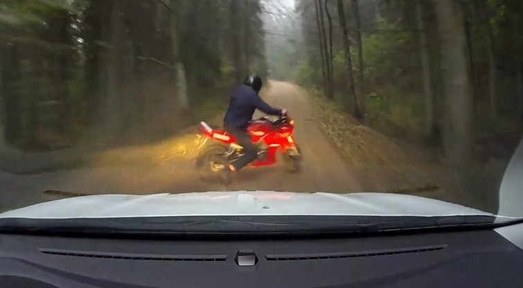 Motociklininkas (nuotr. YouTube)