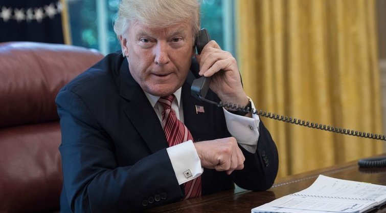 Donaldas Trumpas kalbasi telefonu (nuotr. SCANPIX)