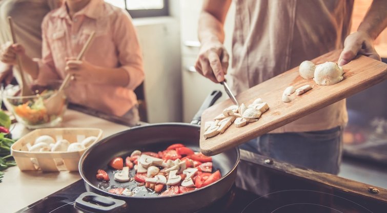 Maisto ruošimas namuose (nuotr. Shutterstock.com)