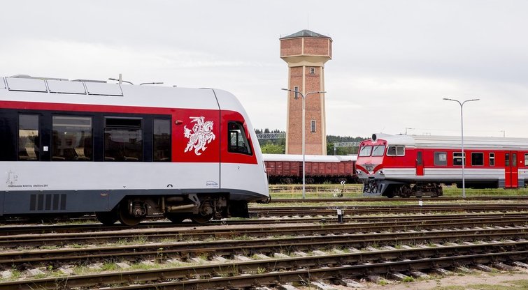 „Lietuvos geležinkeliai“ simboliškai atidengė ant traukinio pavaizduotą Vytį (nuotr. bendrovės)