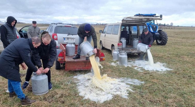 Ūkininkų protestas. Išpilta 10 tonų pieno  