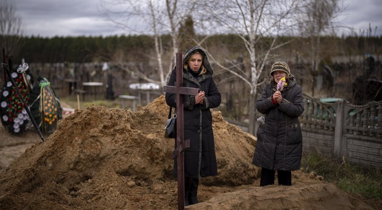 Nuotraukos veria širdį: ukrainiečiai masiškai laidoja nužudytus tautiečius (nuotr. SCANPIX)