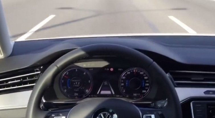 Ne tik „Tesla“ automobiliai turi autopiloto funkciją
