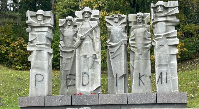 Vilniaus Antakalnio kapinėse išniekintos skulptūros sovietų kariams  