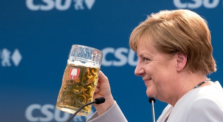 Angela Merkel su alaus bokalu rankoje – kaip Europos stiprybės simbolis (nuotr. SCANPIX)