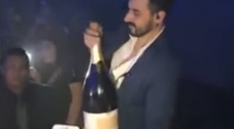 Vaikinas ištaškė itin prabangų šampano butelį (nuotr. YouTube)