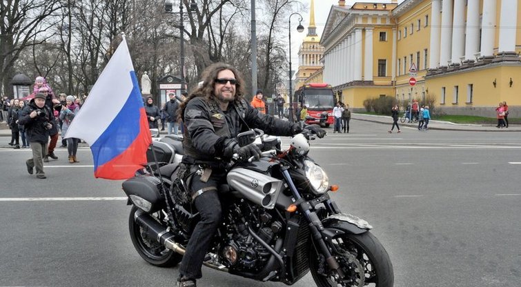 Neįleisti į Europą „Naktiniai vilkai“ linksminasi Rusijoje (nuotr. SCANPIX)