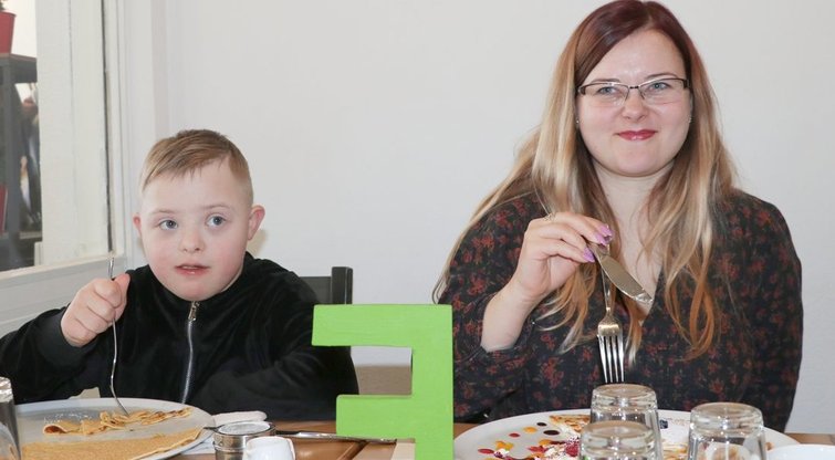Agnė Daugėlaitė su sūnumi Aušriu įvertino restorano „Pirmas blynas“ kepamus blynus.  (Sigitos Inčiūrienės nuotr.)  