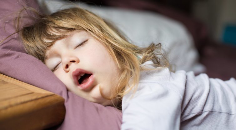 Miegantis vaikas (nuotr. Shutterstock.com)