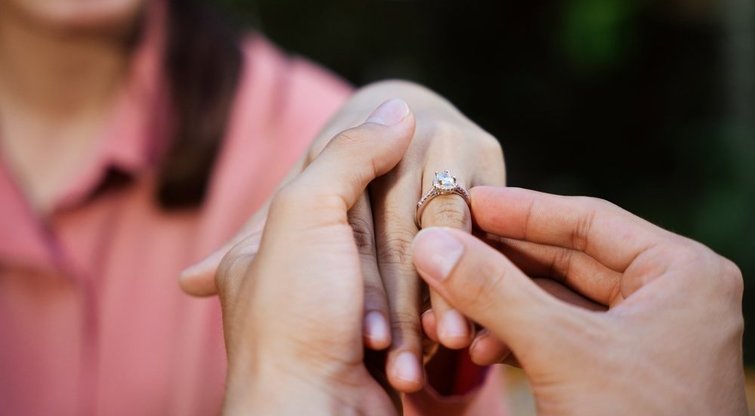 Poros sužadėtuvių nuotrauka privertė rausti iš gėdos: pamatykite, kodėl (nuotr. Shutterstock.com)
