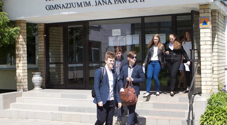 Abiturientai džiaugiasi: baigėsi lietuvių kalbos ir literatūros brandos egzaminas (nuotr. Tv3.lt/Ruslano Kondratjevo)