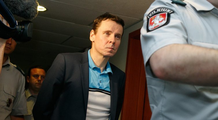 Raimondas Kurlianskis vedamas į teismo salę (nuotr. Tv3.lt/Ruslano Kondratjevo)