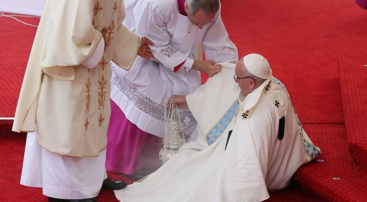 Popiežius Pranciškus nukrito pamaldų Lenkijoje metu (nuotr. SCANPIX)