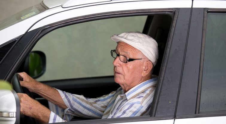 Kasmet kelios dešimtys vyresnio amžiaus žmonių nusprendžia mokytis vairuoti  