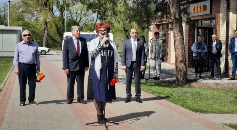 Rusė į gedulingą minėjimą atėjo su užrašu „Vakarėlis“ ant suknelės (nuotr. Telegram)