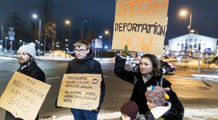 Keletas žmogaus teisių gynėjų Vilniaus oro uoste protestavo prieš migrantų išskraidinimą (Irmantas Gelūnas/ BNS nuotr.)
