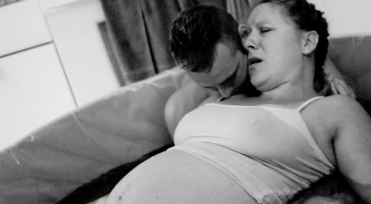 Jokio vulgarumo, tik meilė: fotografė parodė, ką gimdymo metu daro vyras (nuotr. YouTube)