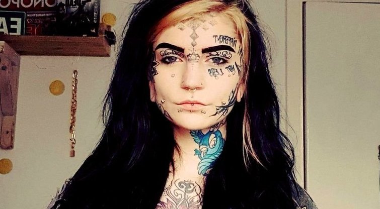 Sunku atpažinti: veidą išsitatuiravusi mergina parodė kaip atrodė anksčiau (nuotr. Instagram)