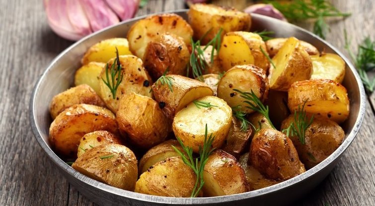 Šefė išdavė tobulai keptų bulvių paslaptį: idealiai tiks prie šaltibarščių (nuotr. Shutterstock.com)
