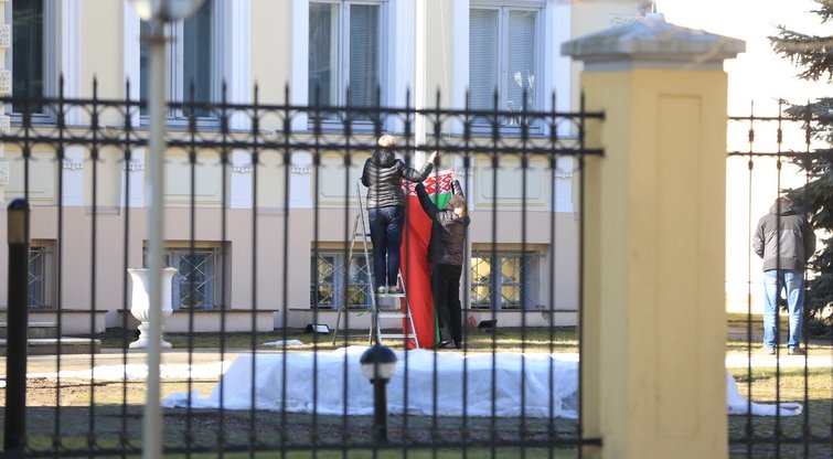 Baltarusijos ambasadoje Vilniuje darbuotojai kabina naują vėliavą (nuotr. Broniaus Jablonsko)