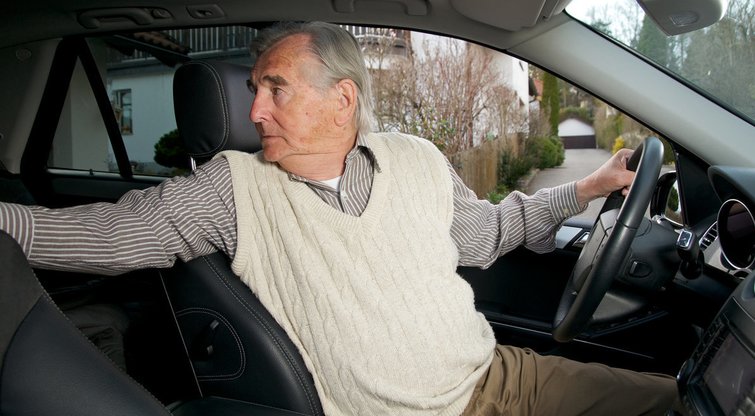 Vyresnio amžiaus vairuotojas (nuotr. Fotolia.com)