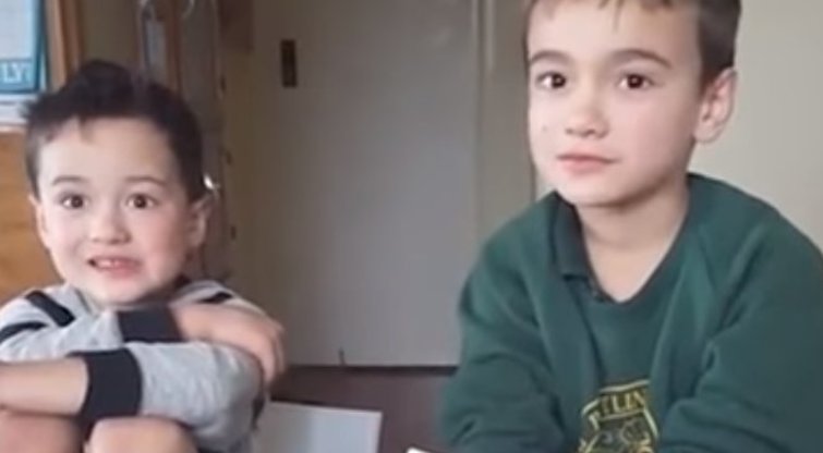 Vaikų reakcija į tėvų staigmeną (nuotr. YouTube)