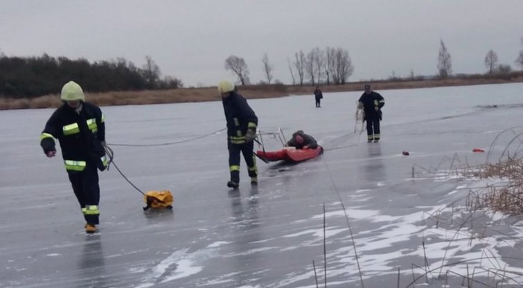 Gelbėtojai griebiasi už galvų: lipti ant ledo dar anksti (nuotr. TV3)