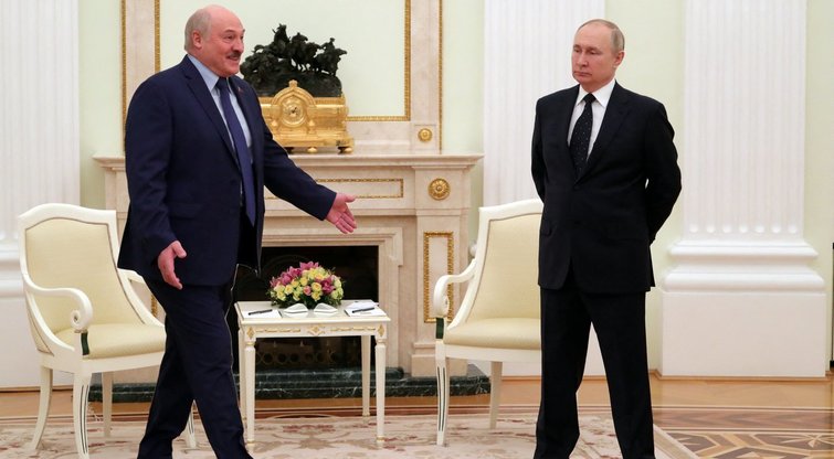 Lukašenka netiesiogiai pripažino, kad Kremlius nesitikėjo tokių triuškinančių sankcijų (nuotr. SCANPIX) tv3.lt fotomontažas