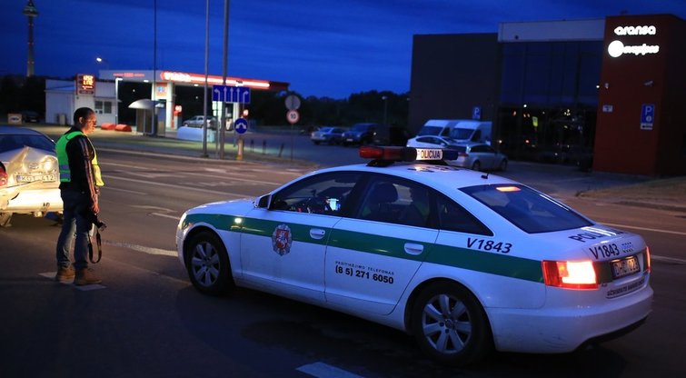 Skaudi avarija Vilniuje: po smūgio „Toyota“ sumaitota, vyras ligoninėje nuotr. Broniaus Jablonsko