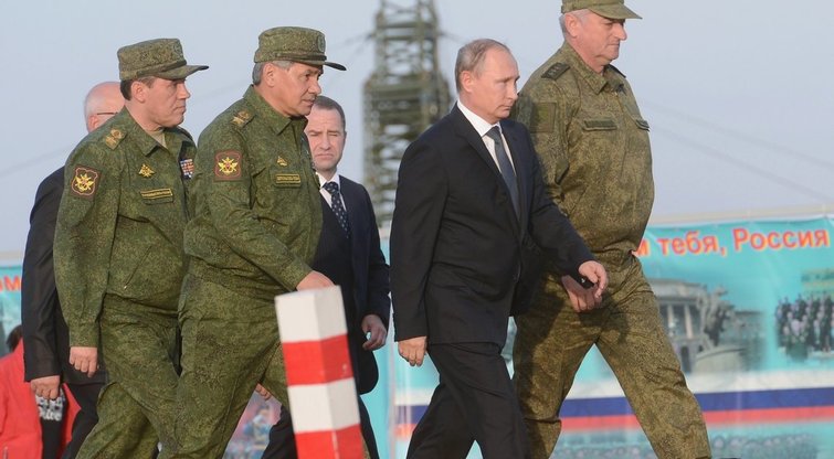 Vladimiras Putinas pratybose (nuotr. SCANPIX)