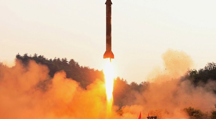 Įspėjama ruoštis blogiausiam: Šiaurės Korėja patvirtino, kad taikėsi į kaimynę (nuotr. SCANPIX)