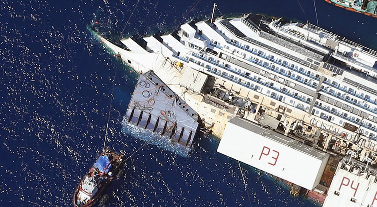 Išniro nuskendusiame „Costa Concordia“ laive paslėpta didžiulė kokaino siunta (nuotr. SCANPIX)