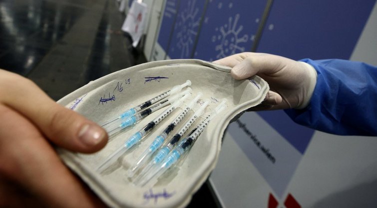 Austrija sustabdė skiepijimą „AstraZeneca“ vakcinos partija po mirties atvejo (nuotr. SCANPIX)