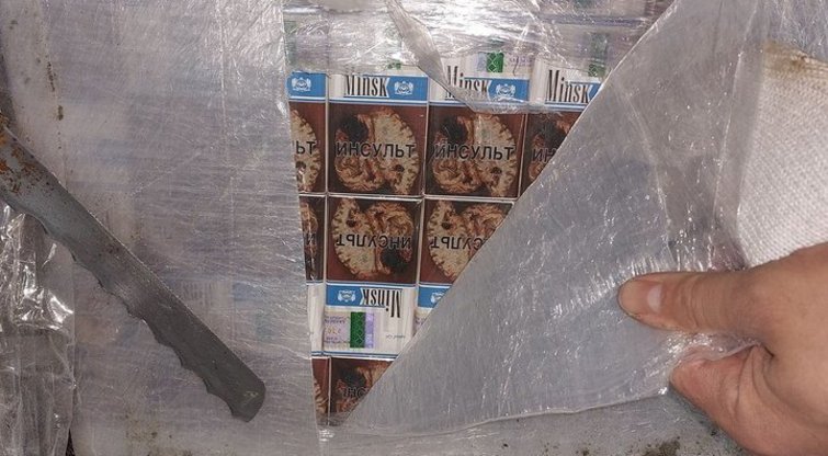 Kenoje muitininkai sulaikė po granito skalda užkastą cigarečių kontrabandą Muitinės nuotr.