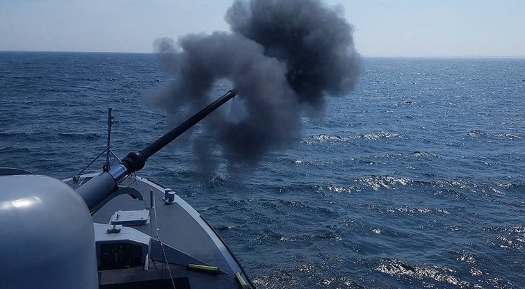 Pirmą kartą Lietuvos karinių jūrų pajėgų laivai pratybų metu ugnimi naikino taikinius sausumoje (nuotr. KAM)  