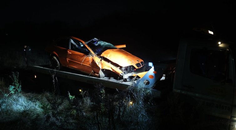 Tarp Galgių ir Naujosios Vilnios sudaužytas oranžinis BMW (nuotr. Broniaus Jablonsko)