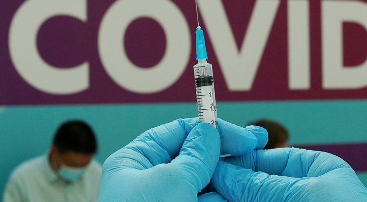 Vakcinuoti užsikrečia dažniau už nevakcinuotus? Aiškiname, kodėl kai kuriose šalyse taip nutinka (nuotr. SCANPIX)