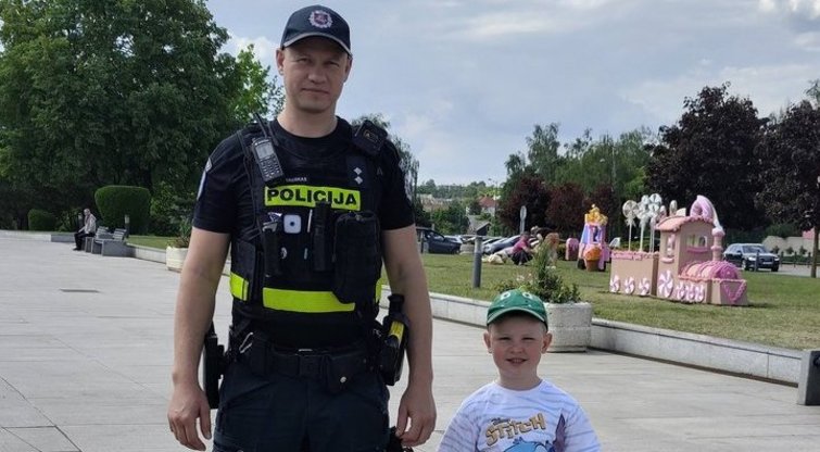 Birutės anūkas su policininku (nuotr. Facebook/B. Šmulkštienės)