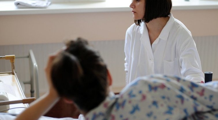 Moteris ligoninėje (nuotr. Fotodiena.lt/Roberto Dačkaus)