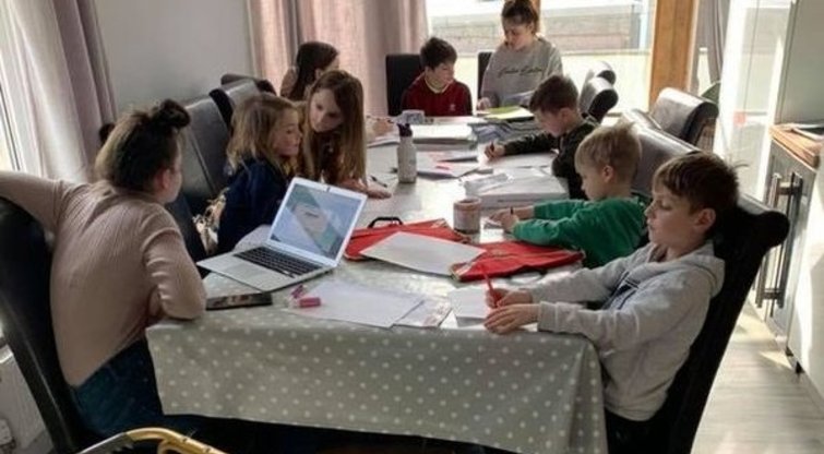 Koronaviruso pandemijos metu gausiausios JK šeimos mama savo vaikus moko iš namų (nuotr. facebook.com)