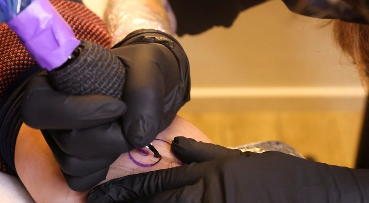 Įspėja tatuiruočių ir auskarų mėgėjus: šie veiksmai padidina komplikacijų riziką po procedūros (nuotr. SCANPIX)