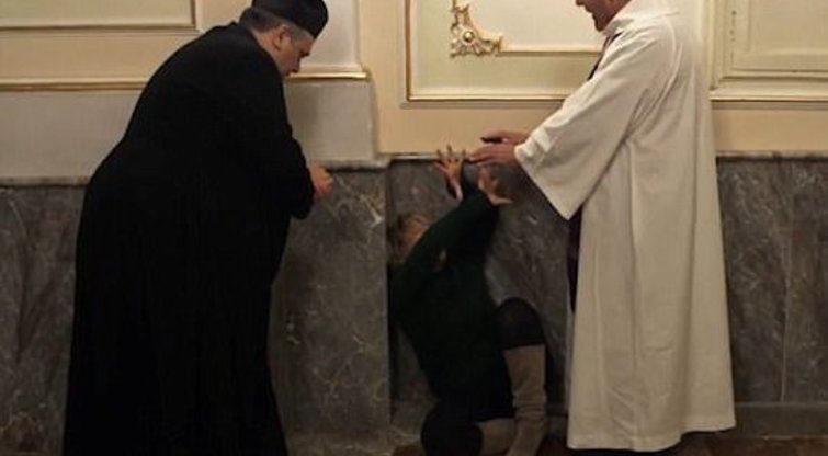 Sicilijoje kunigas atlieka grupinius egzorcismo seansus (nuotr. YouTube)