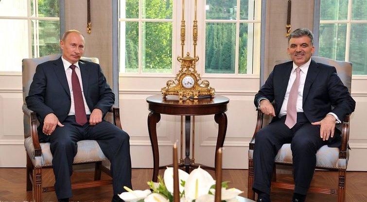 2009-ieji, Rusijos prezidentas Vladimiras Putinas ir Turkijos prezidentas  Abdullah Gulas pasirašė dujų telkinių žvalgybos bendradarbiavimo sutartį (nuotr. SCANPIX)