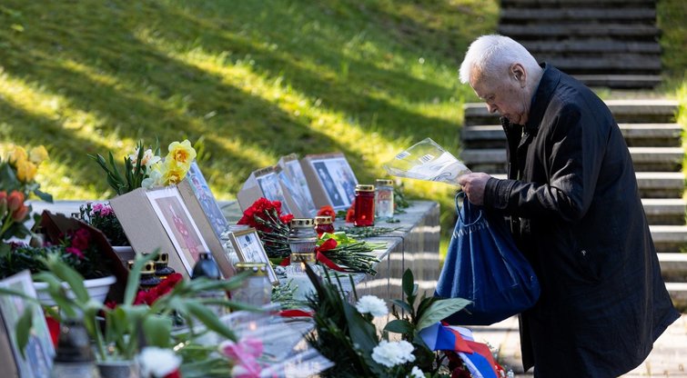 Vilniuje Antakalnio kapinėse mini Pergalės dieną gegužės 9-ąją (Paulius Peleckis/ BNS nuotr.)