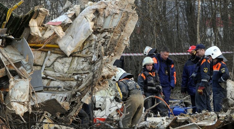 Lenkijos ministras: netoli Smolensko sudužęs Tu-154M byrėti pradėjo dar ore (nuotr. SCANPIX)