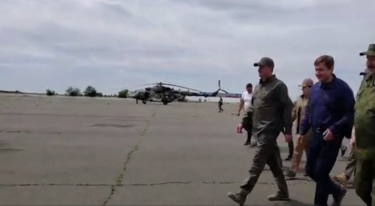 Šoigu pavaduotojas apsilankė rusų nusiaubtame Mariupolyje: vaizdo įraše išdavė ukrainiečiams naudingų detalių (nuotr. stop kadras)