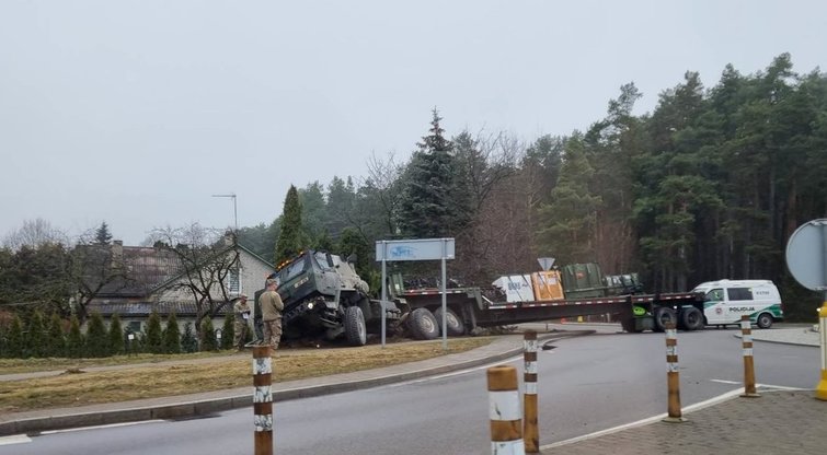 Nemenčinėje į griovį įlėkė karinis sunkvežimis (nuotr. TV3)